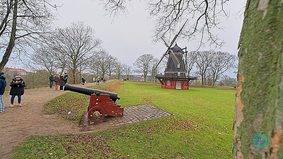 Kastelette windmill and cannon